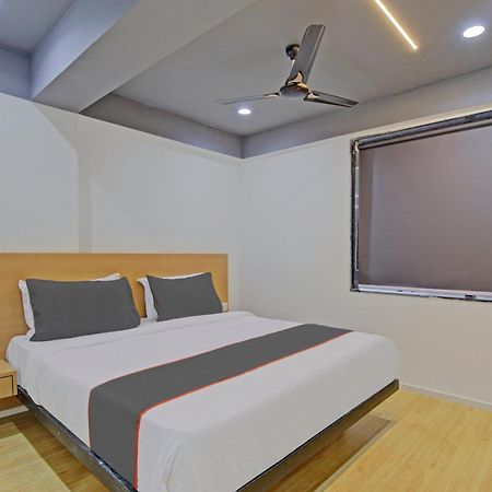 Collection O De'Pearl Hotel Surat Esterno foto