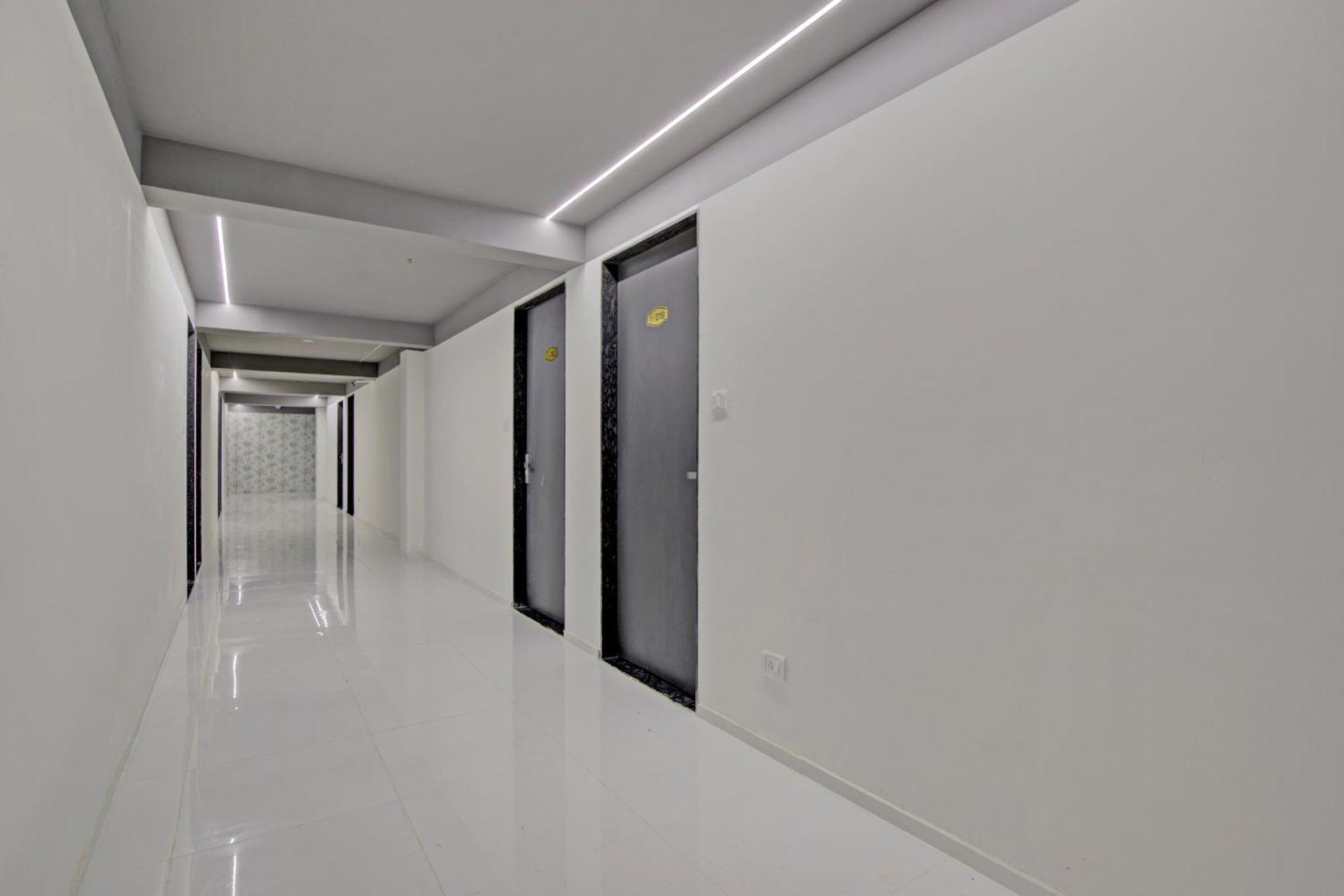 Collection O De'Pearl Hotel Surat Esterno foto