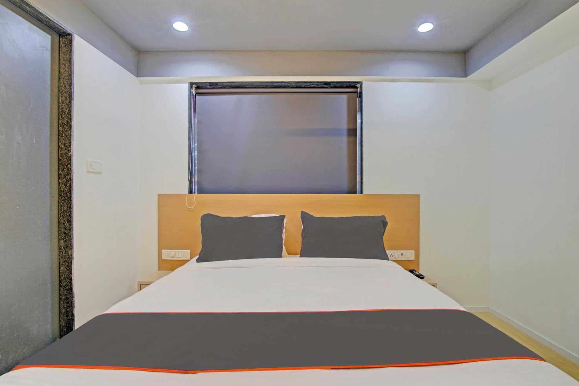 Collection O De'Pearl Hotel Surat Esterno foto