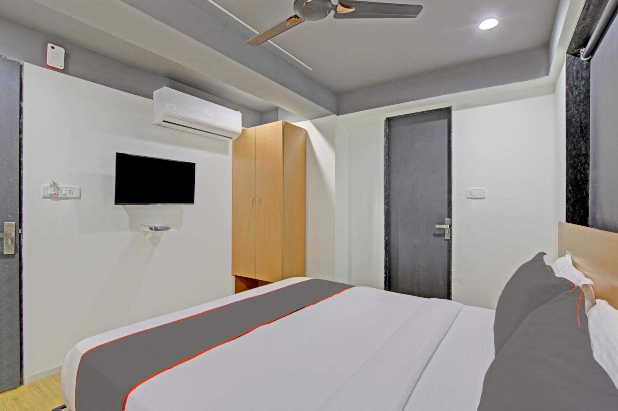 Collection O De'Pearl Hotel Surat Esterno foto