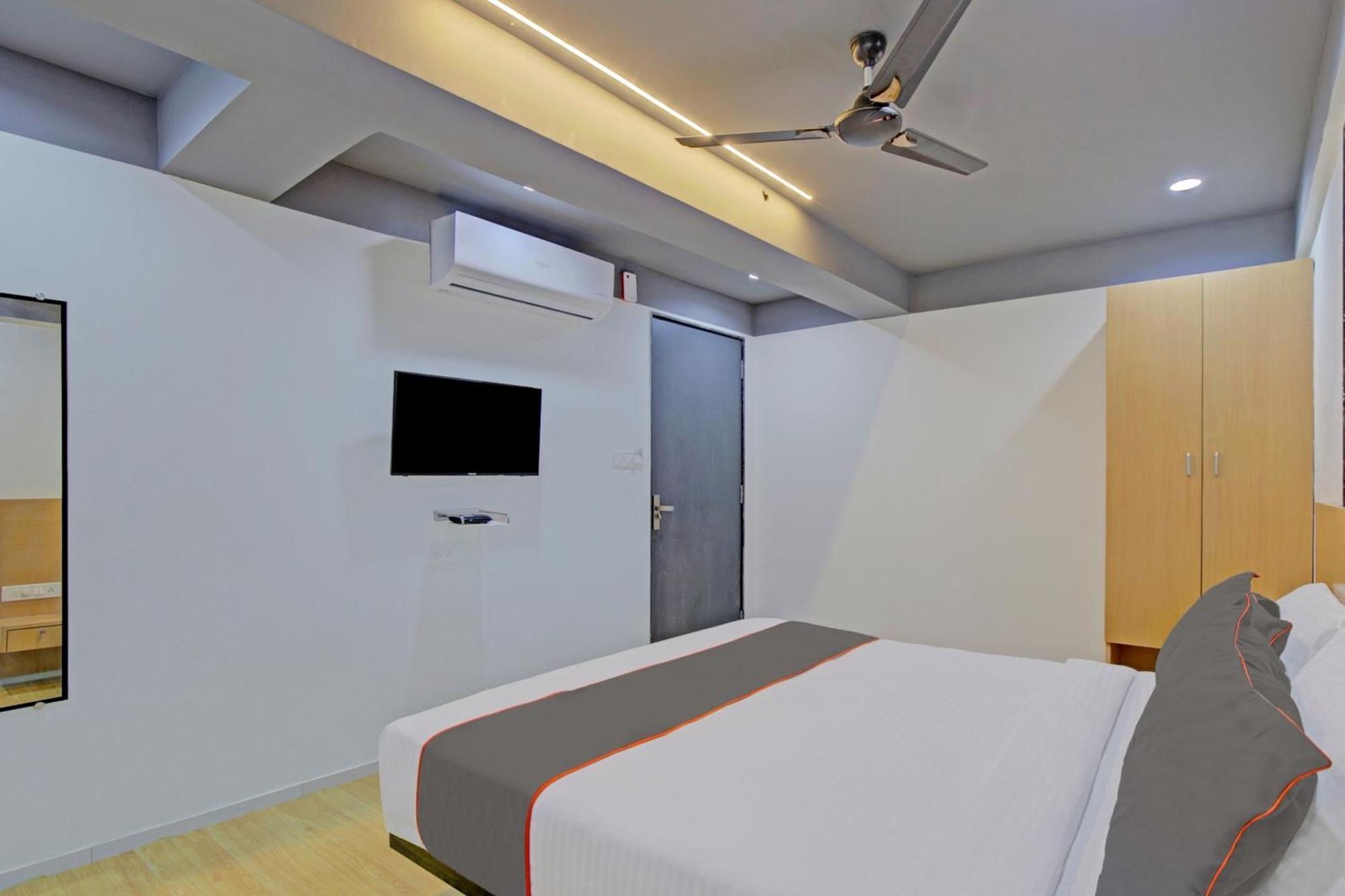 Collection O De'Pearl Hotel Surat Esterno foto
