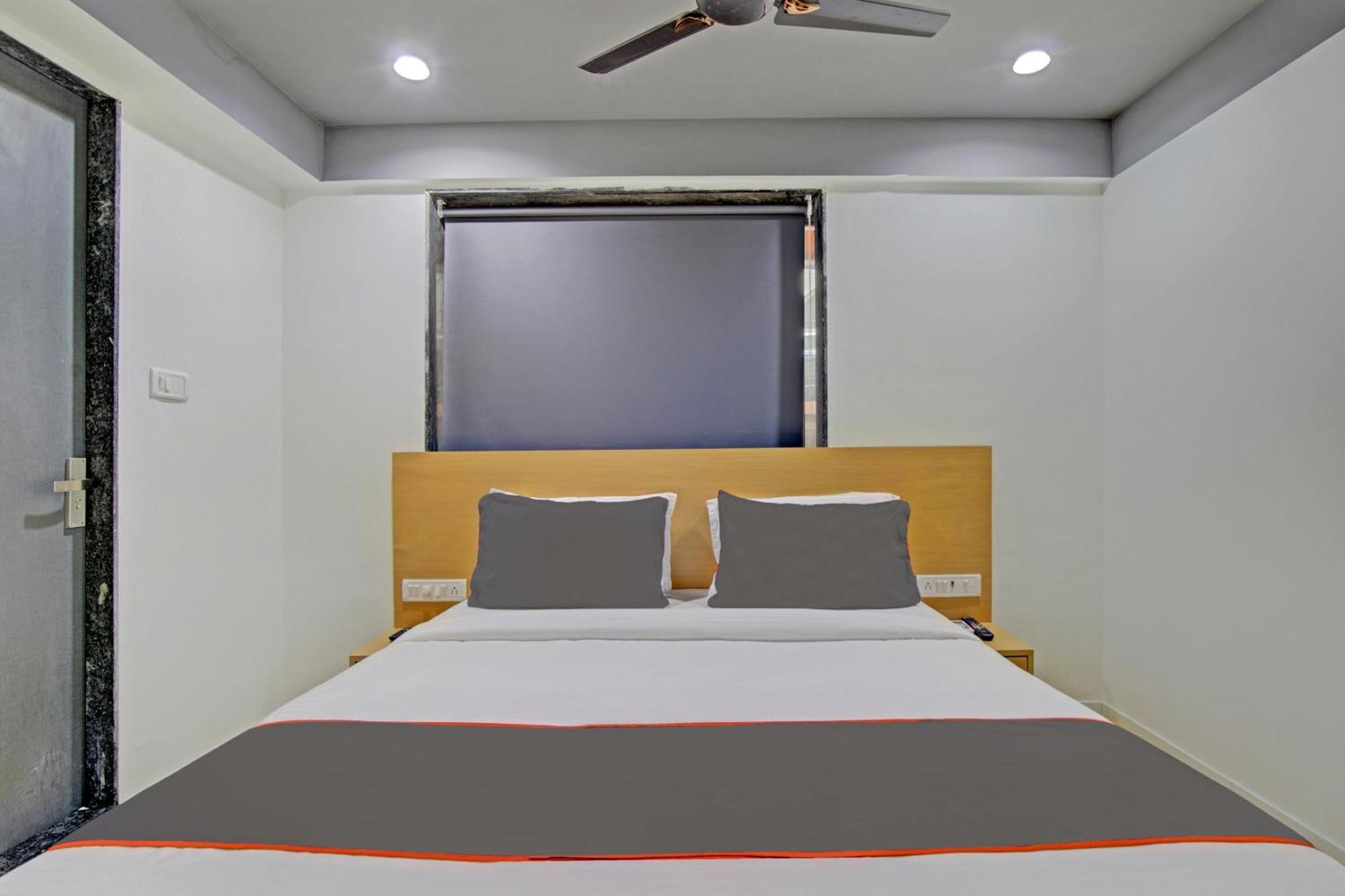 Collection O De'Pearl Hotel Surat Esterno foto