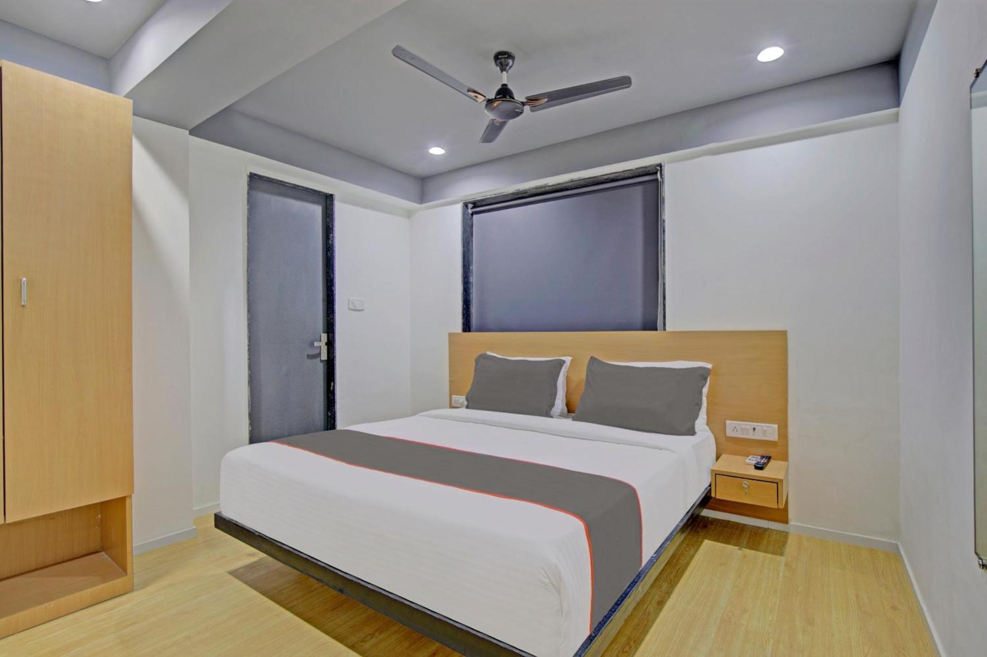 Collection O De'Pearl Hotel Surat Esterno foto