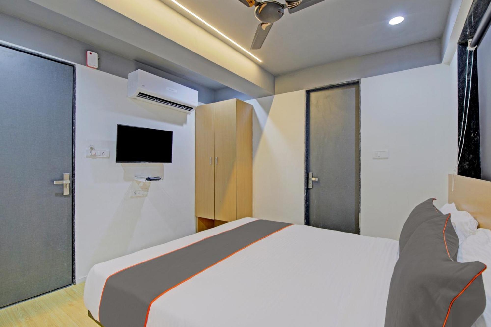 Collection O De'Pearl Hotel Surat Esterno foto
