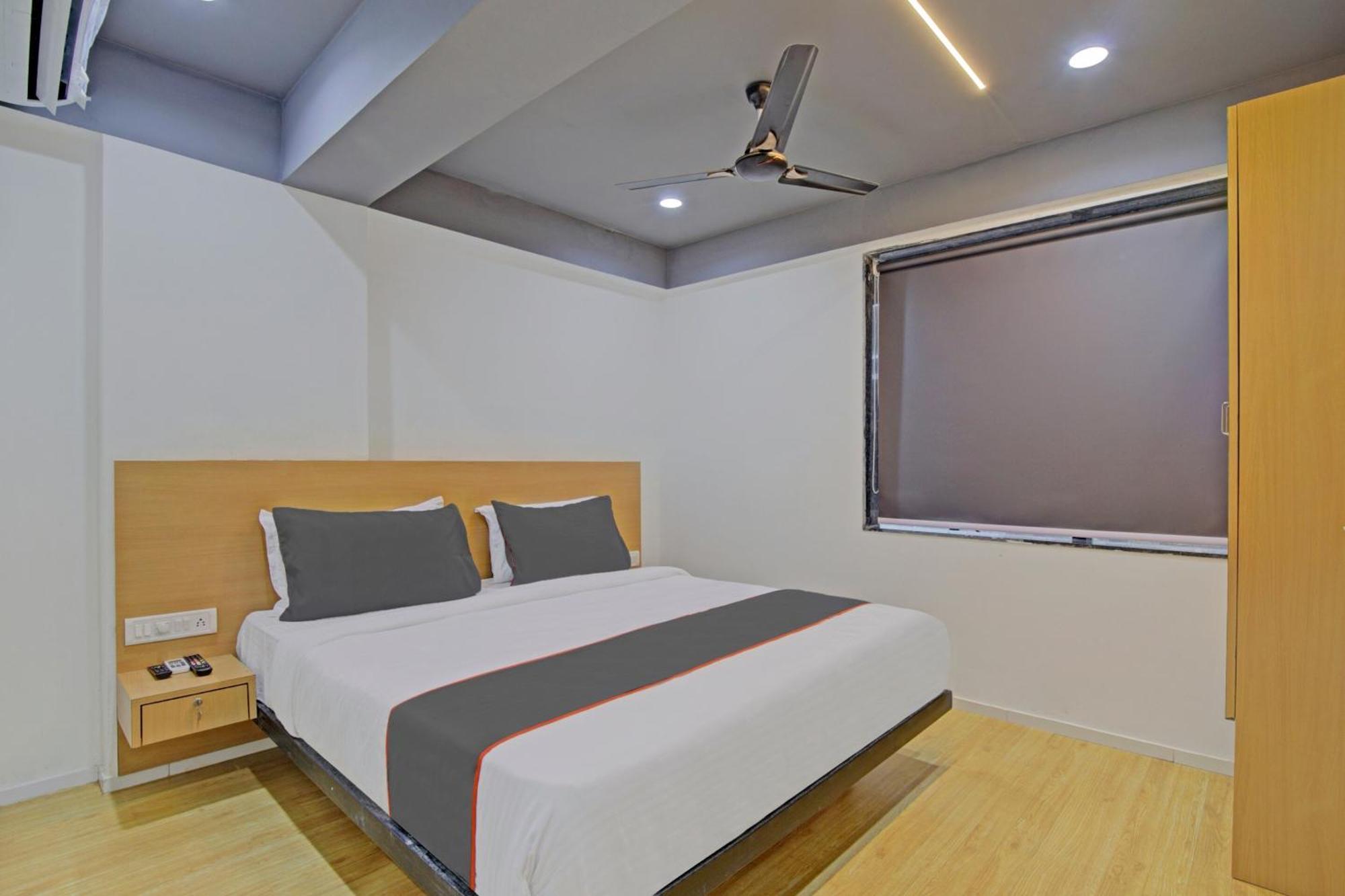Collection O De'Pearl Hotel Surat Esterno foto
