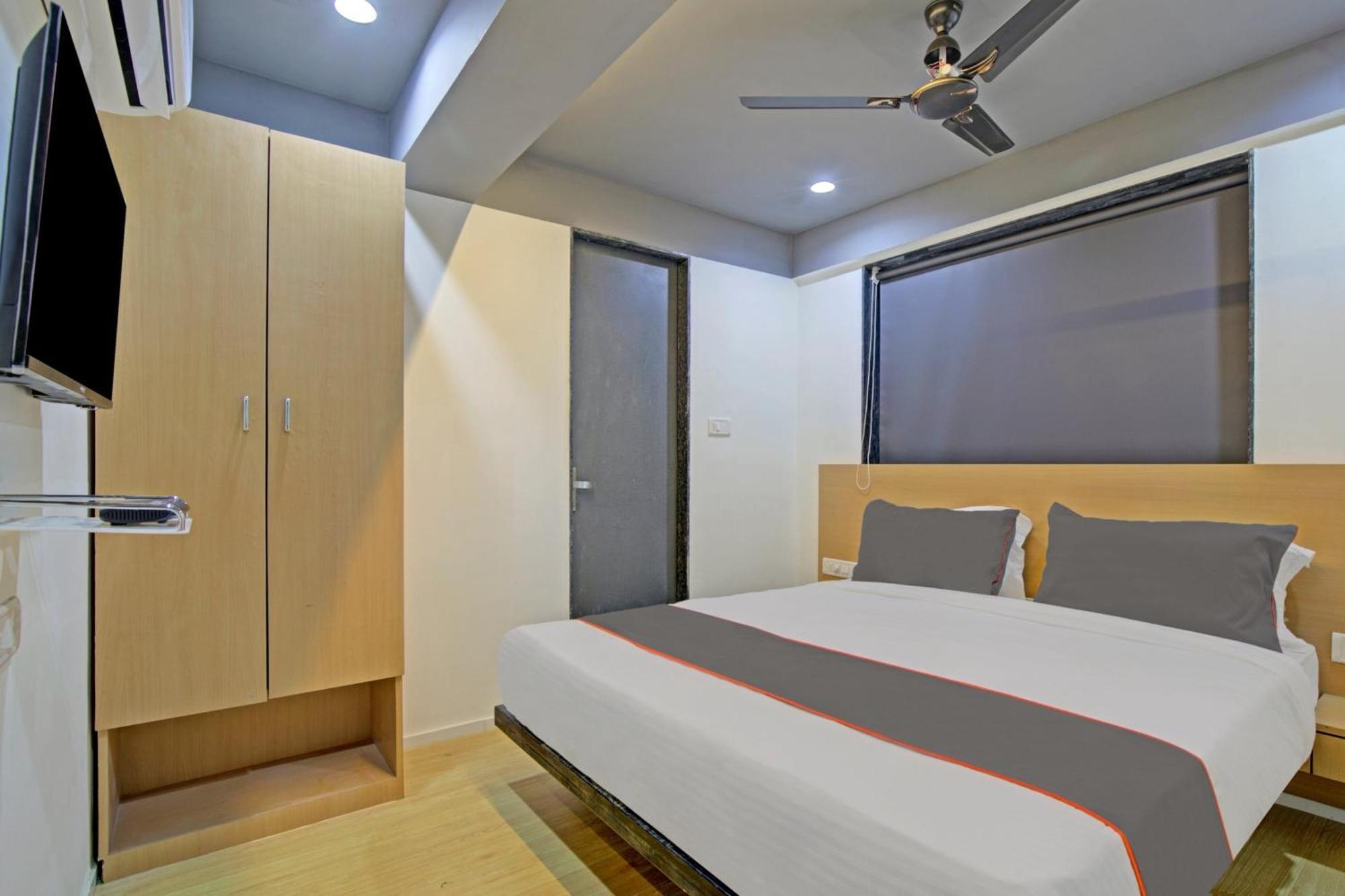 Collection O De'Pearl Hotel Surat Esterno foto